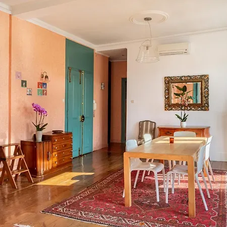 Joivy Vibrant 3-bed With Balcony Apartment *