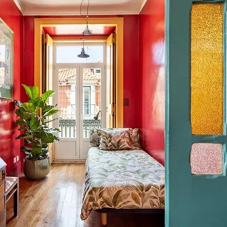 Joivy Vibrant 3-bed With Balcony