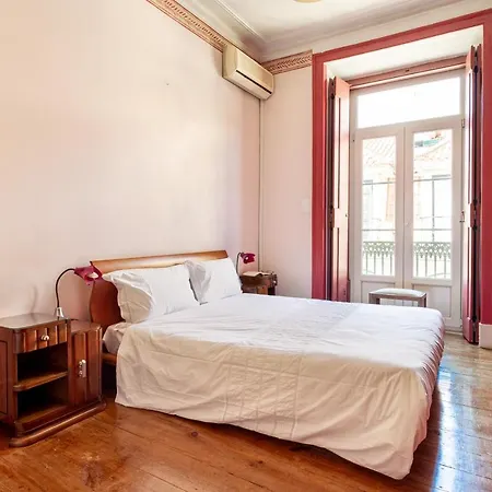 Joivy Vibrant 3-bed With Balcony Lisbon