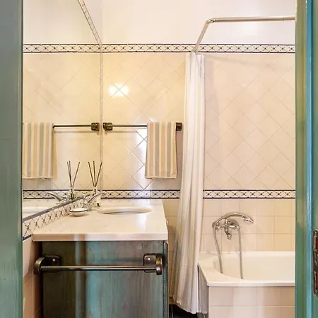 Guestready - Vibrant 3-bed W/ Balcony Lisbon
