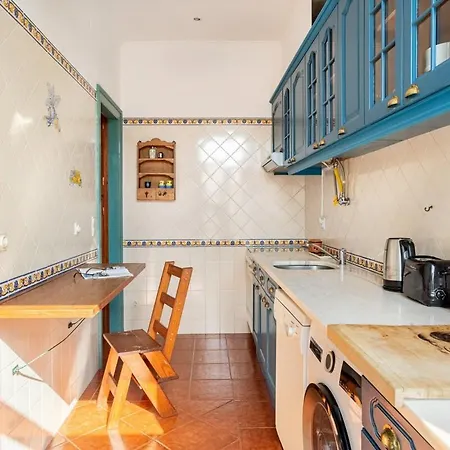Guestready - Vibrant 3-bed W/ Balcony * Lisbon